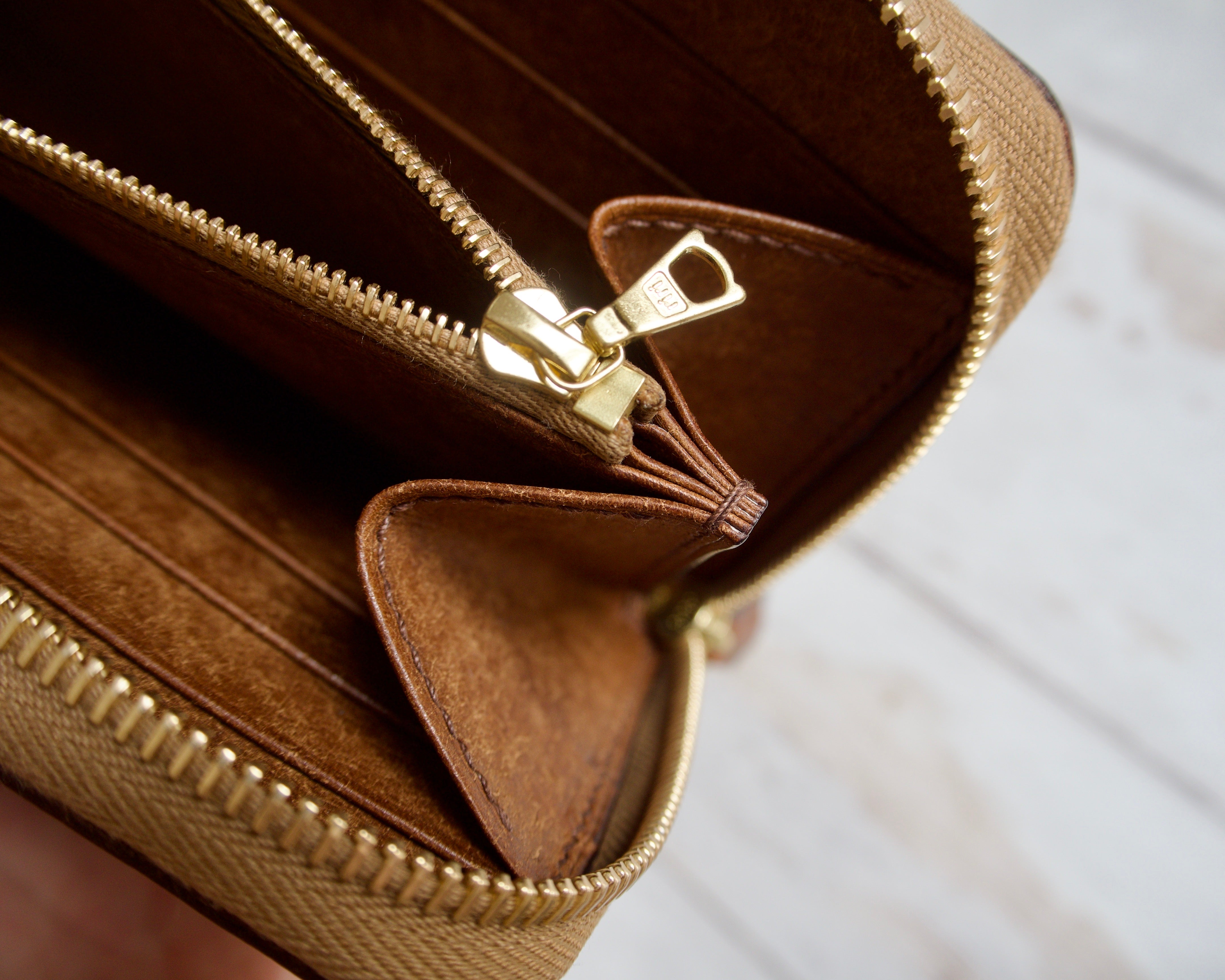 Zipper Clutch